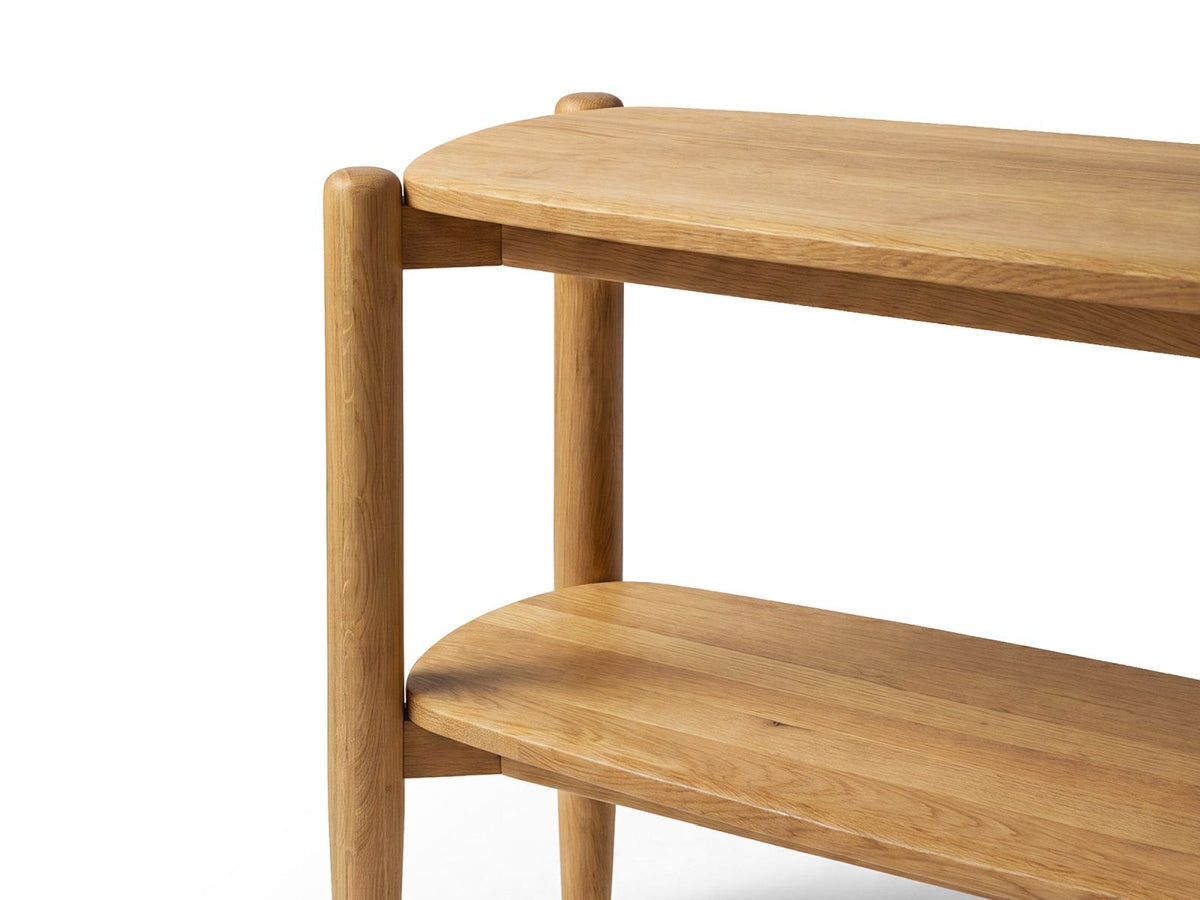 Konsole aus massivem Eichenholz mit sichtbaren Ästen und Maserung, Holzbeinen und zwei Regalböden, Farbe Natural Oak-Wood, Ansicht von vorne.