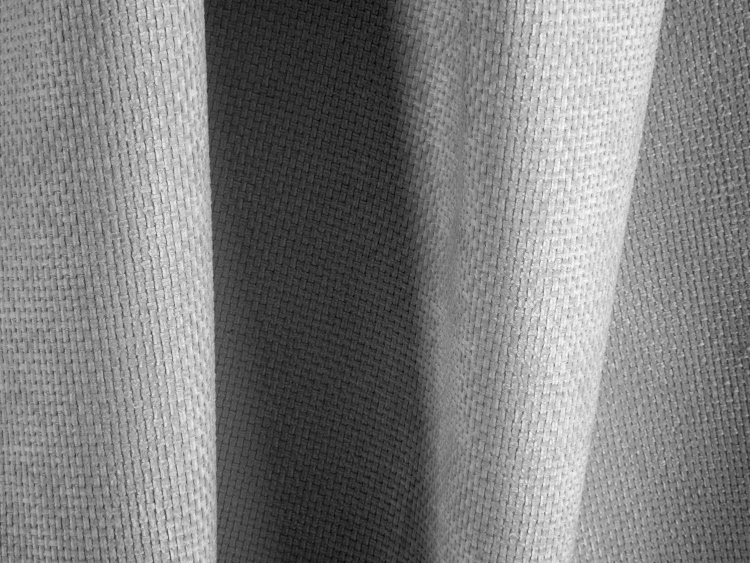 Entdecken Sie das elegante Tonale Ecksofa von Cosmopolitan Design – ein 4-Sitzer mit praktischer Schlaffunktion und grosszügigem Stauraum für Ihr modernes Zuhause.