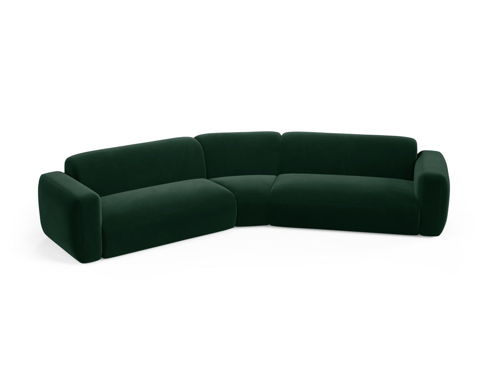 Modulares Ecksofa in edlem Flaschengrün aus Strino Velour, perfekt für moderne Wohnkonzepte und gemütliche Entspannung.