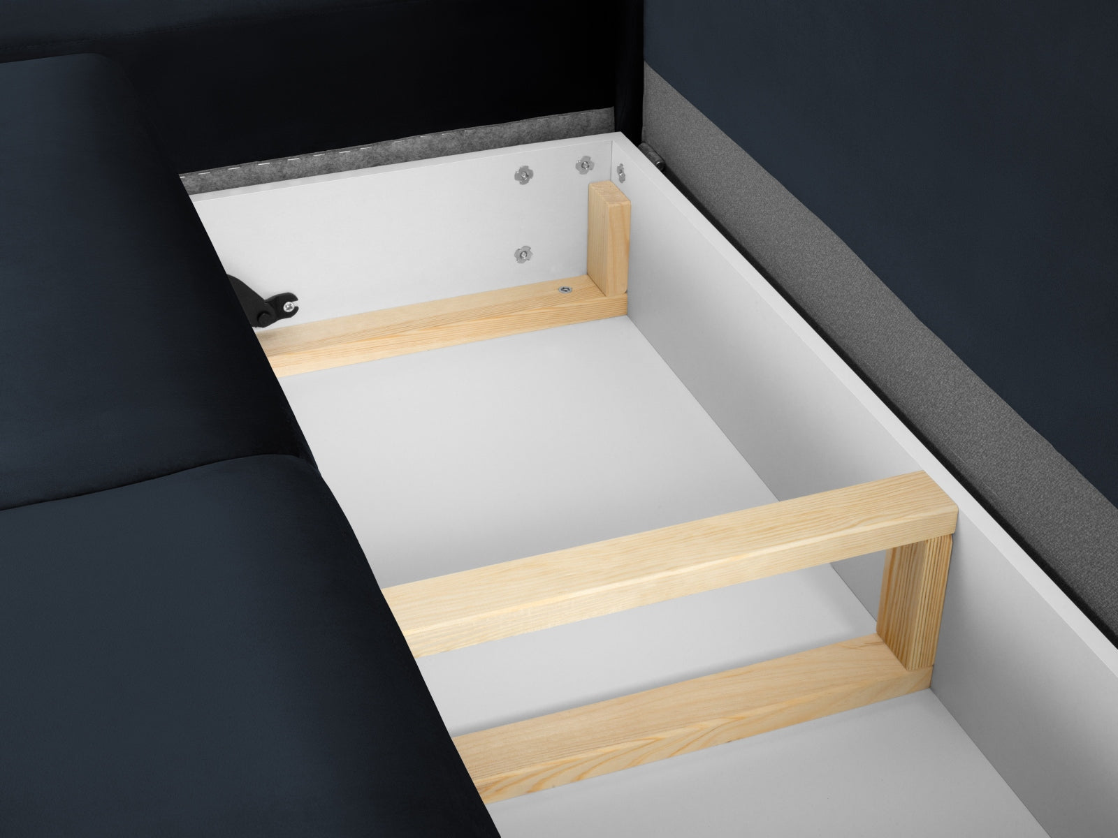 Modernes Kyoto Velour Ecksofa links in edlem Blau, 5-Sitzer mit praktischer Schlaffunktion und integriertem Stauraum für zusätzlichen Platz.