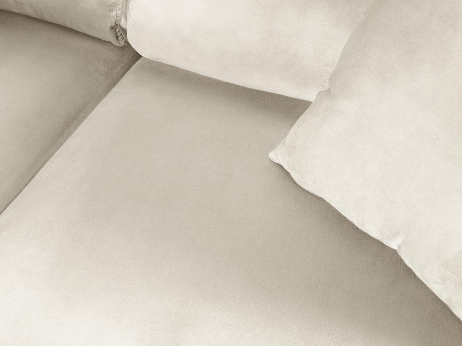 Stylisches Kyoto Velour Ecksofa links in sanftem Beige, 5-Sitzer mit cleverer Schlaffunktion und integriertem Stauraum für zusätzlichen Komfort.