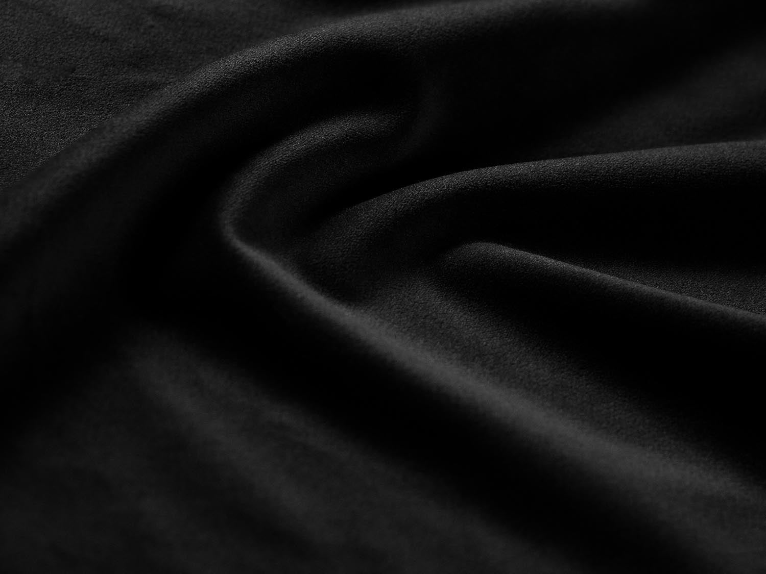Elegantes Kyoto Velour Ecksofa links in Schwarz, 5-Sitzer mit praktischer Schlaffunktion und Stauraum für optimale Raumnutzung.