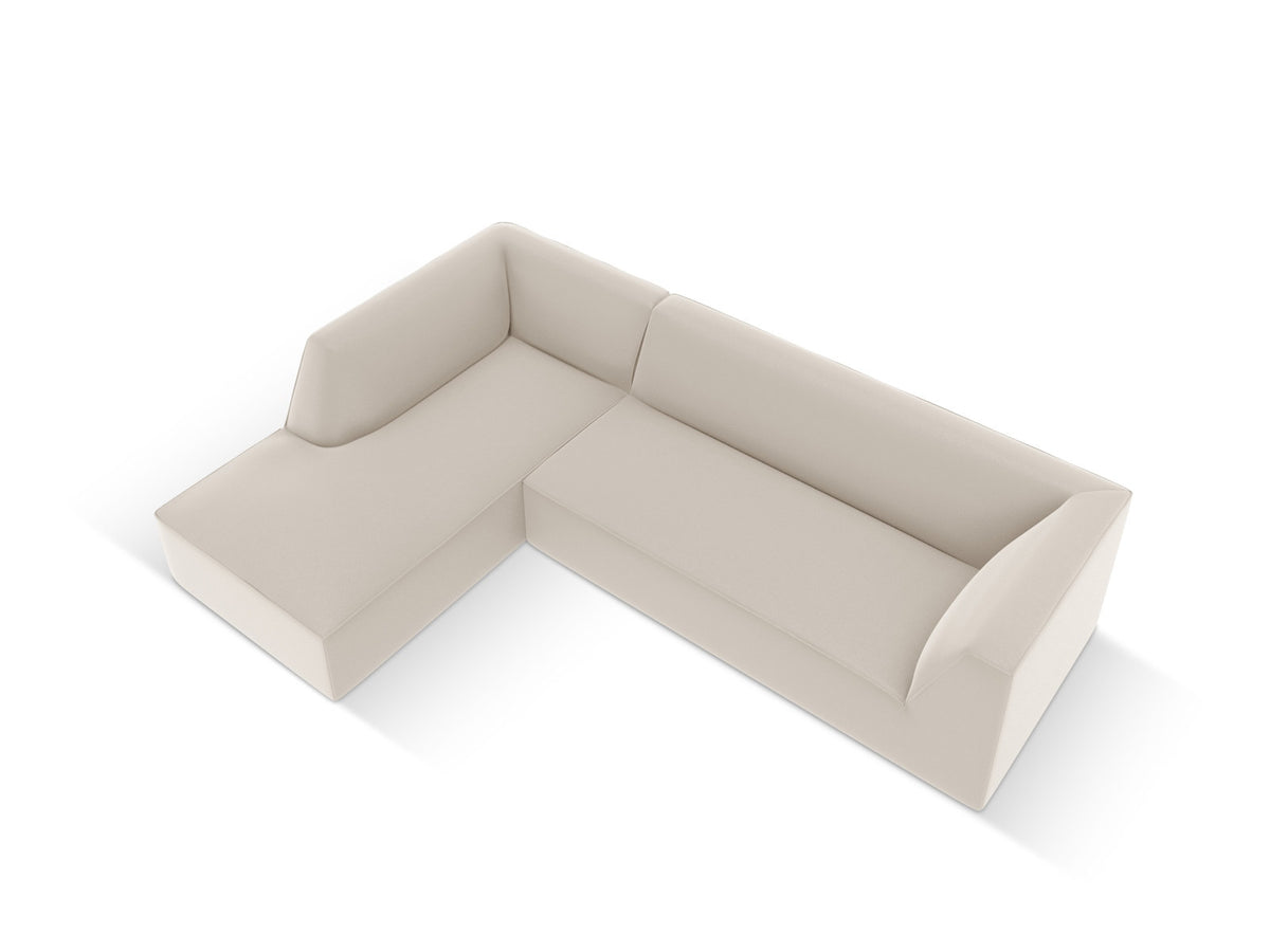 Modulares Ecksofa links Siena in Light Beige mit Kunstleder-ähnlichem Bezug, Récamiere, schwarzen Kunststoffbeinen und schlichter Rückenlehne.
