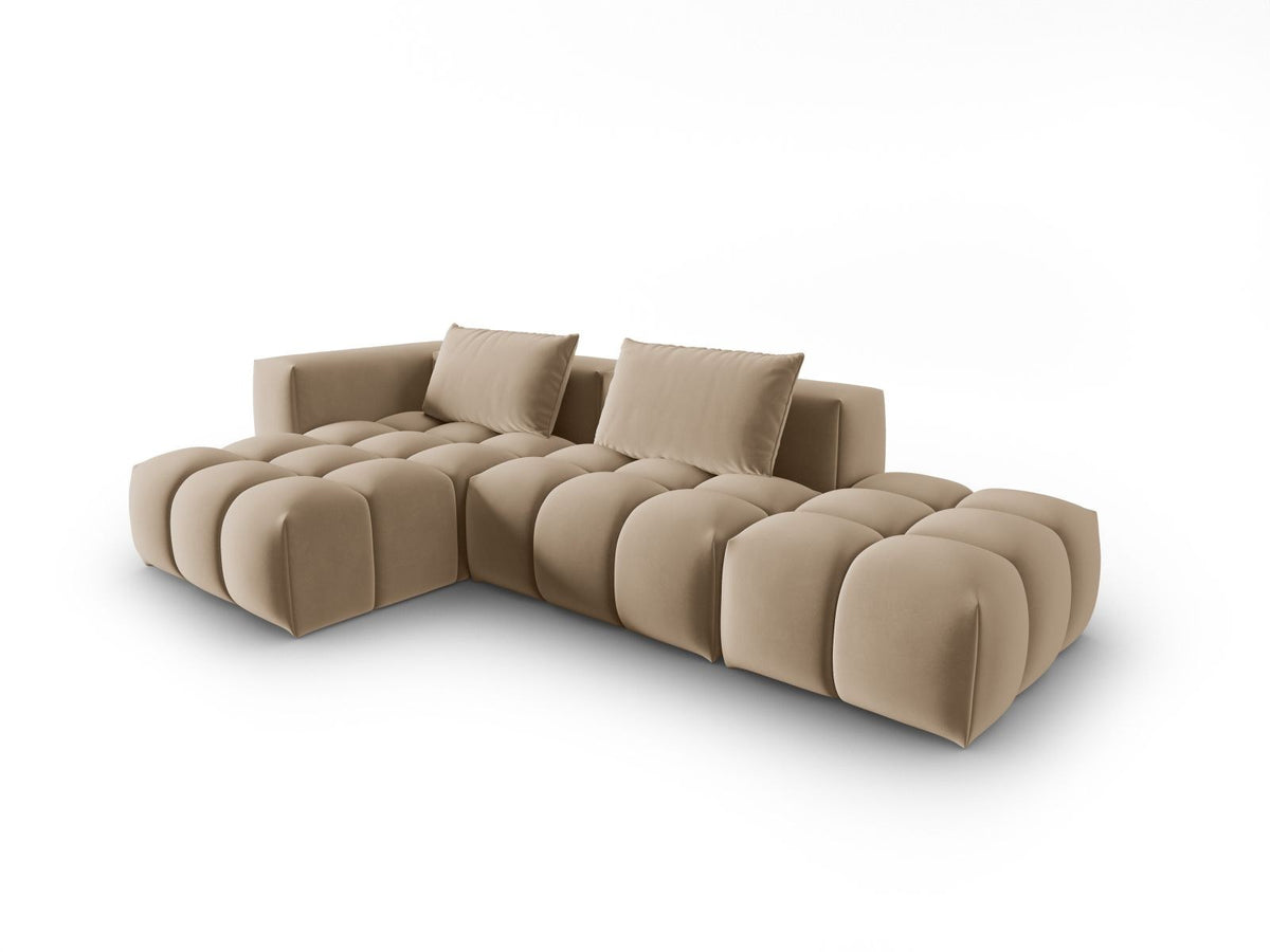 Modulares Ecksofa Verona in Sand-Casino Samt mit Récamiere links, schwarzen Kunststoffbeinen und weicher Velours-Polsterung, 4 Sitzplätze.