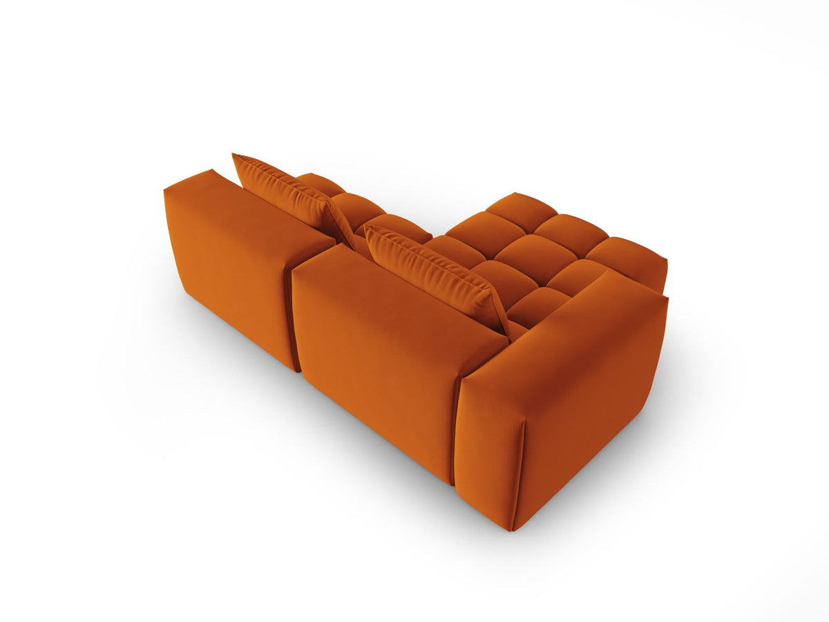 Modulares Ecksofa Verona in Sand-Casino Samt mit Massivholzrahmen, schwarzen Kunststoffbeinen und Récamiere, seitliche Ansicht.