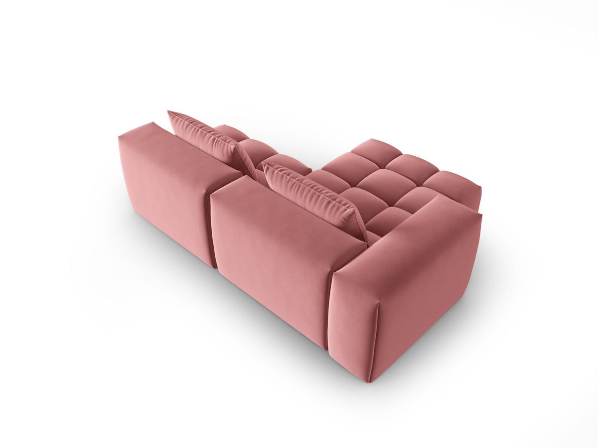 Modulares Ecksofa Verona in Sand-Casino Samt mit Massivholzrahmen, schwarzen Kunststoffbeinen und Récamiere, seitliche Ansicht.