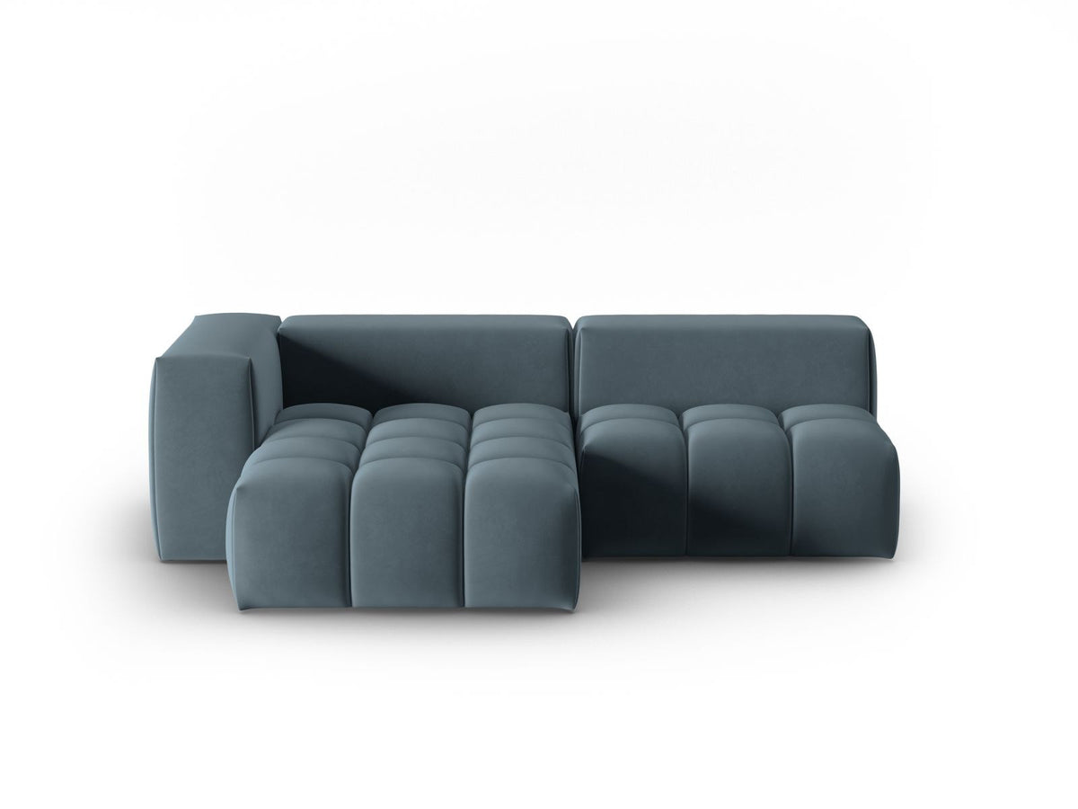 Modulares Ecksofa Verona in Sand-Casino Samt mit Massivholzrahmen, schwarzen Kunststoffbeinen und Récamiere, seitliche Ansicht.