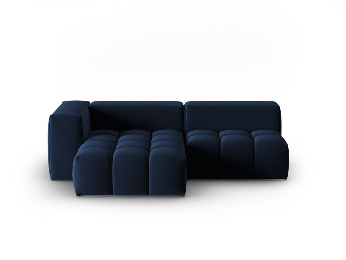 Modulares Ecksofa Verona in Sand-Casino Samt mit Massivholzrahmen, schwarzen Kunststoffbeinen und Récamiere, seitliche Ansicht.