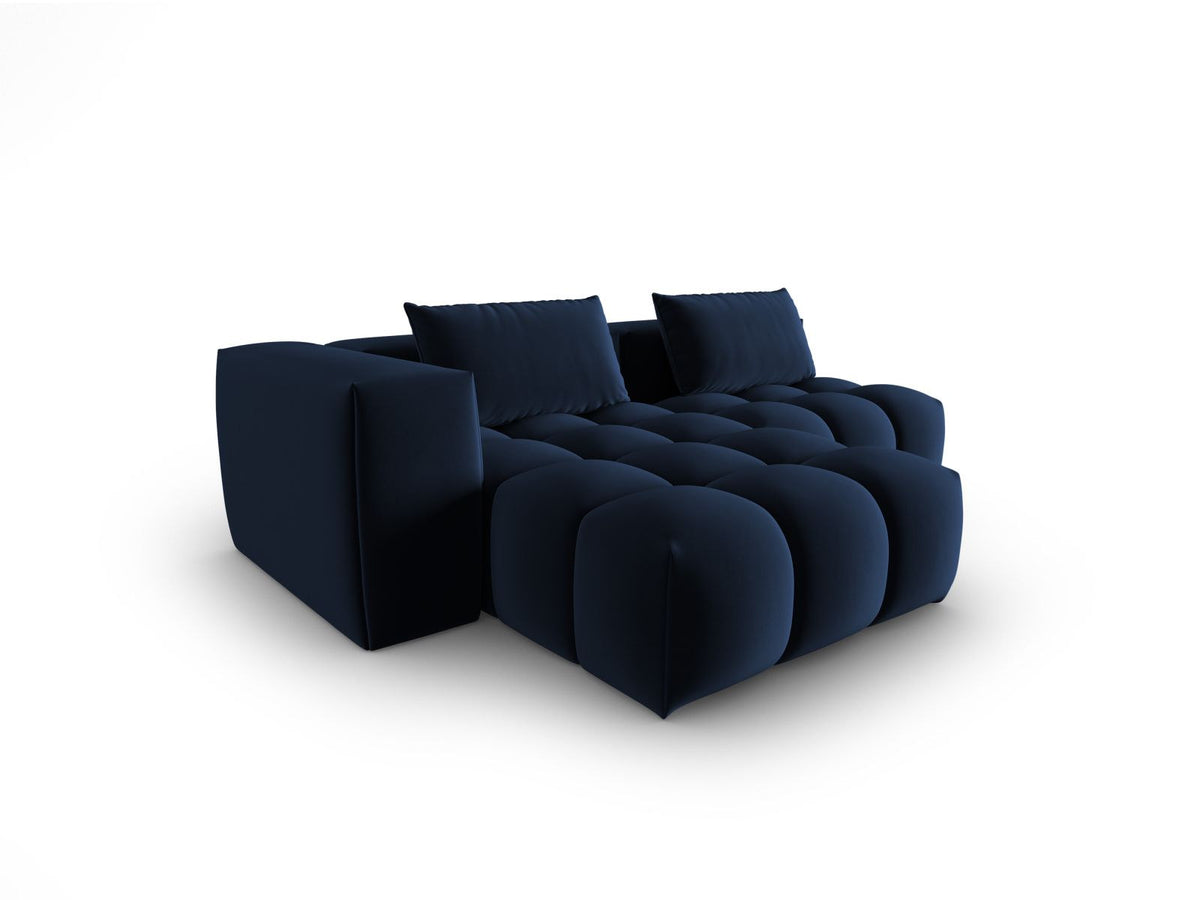 Modulares Ecksofa Verona in Sand-Casino Samt mit Massivholzrahmen, schwarzen Kunststoffbeinen und Récamiere, seitliche Ansicht.