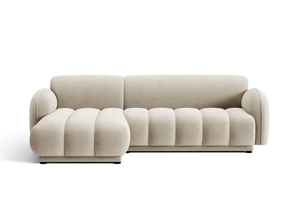 Bilbao Ecksofa links 3-Sitzer von Cosmopolitan Design in Light Beige-Casino Samtstoff, Holzrahmen, schwarze Kunststoffbeine, mit Récamiere.