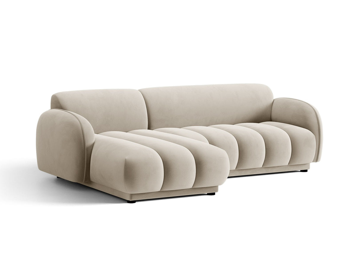 Bilbao Ecksofa links 3-Sitzer von Cosmopolitan Design in Light Beige-Casino Samtstoff, Holzrahmen, schwarze Kunststoffbeine, mit Récamiere.