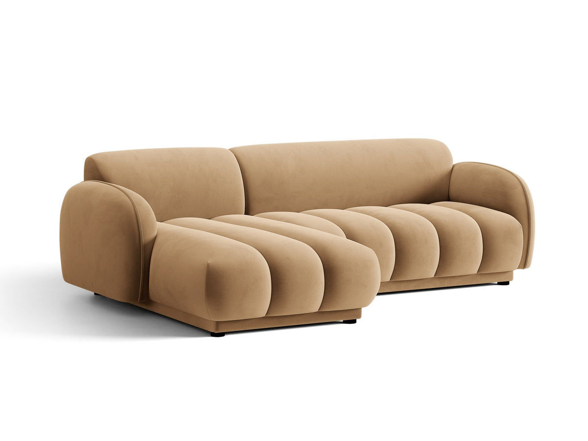 Bilbao Ecksofa links 3-Sitzer von Cosmopolitan Design in Light Beige-Casino Samtstoff, Holzrahmen, schwarze Kunststoffbeine, mit Récamiere.