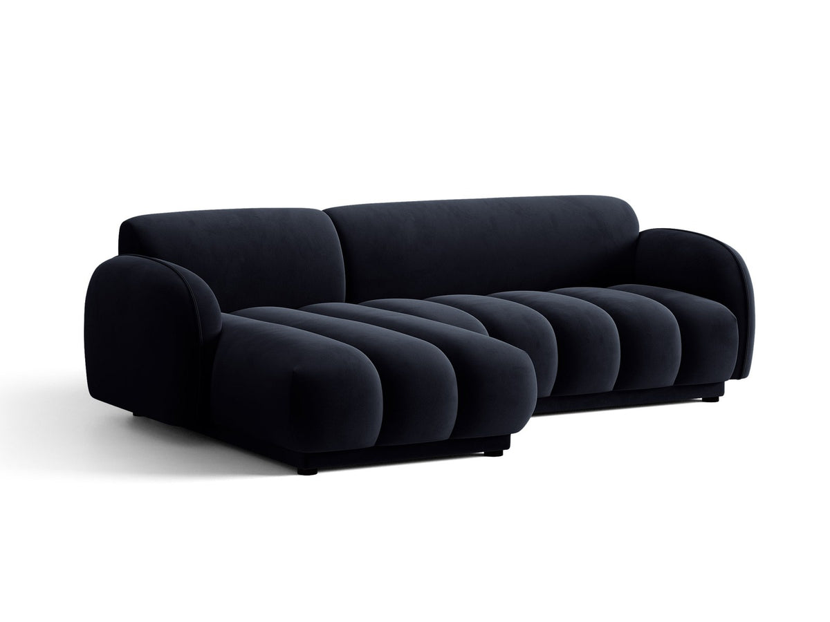 Bilbao Ecksofa links 3-Sitzer von Cosmopolitan Design in Light Beige-Casino Samtstoff, Holzrahmen, schwarze Kunststoffbeine, mit Récamiere.
