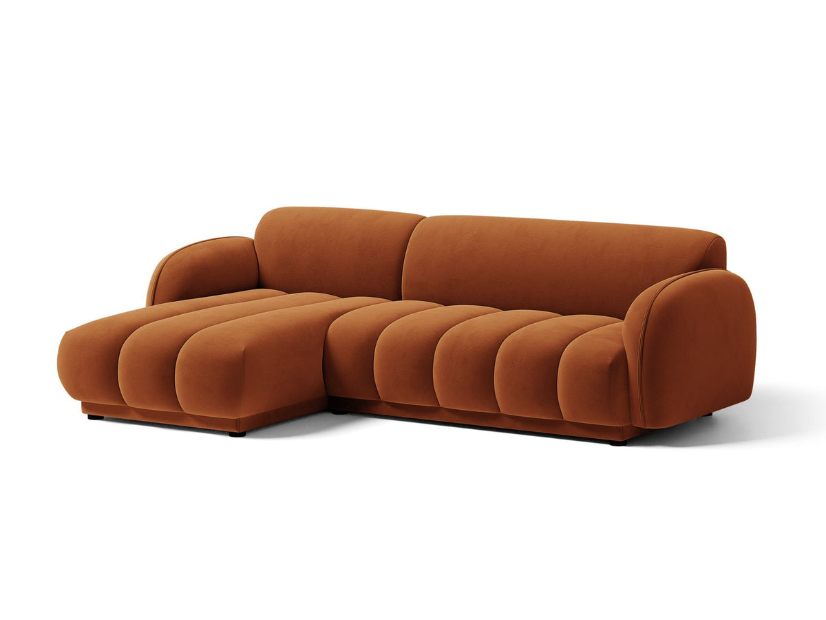 Bilbao Ecksofa links 3-Sitzer von Cosmopolitan Design in Light Beige-Casino Samtstoff, Holzrahmen, schwarze Kunststoffbeine, mit Récamiere.