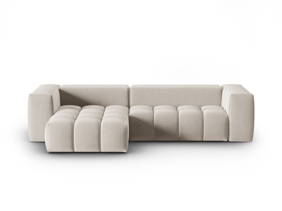 Modulares Ecksofa Verona in Sand-Casino Samt mit Massivholzrahmen, schwarzen Kunststoffbeinen und Récamiere, seitliche Ansicht.
