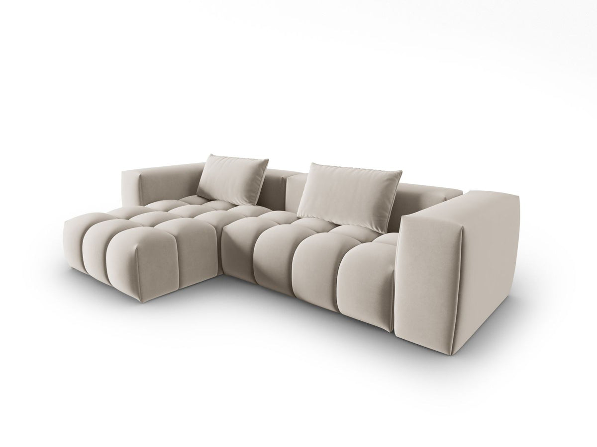 Modulares Ecksofa Verona in Sand-Casino Samt mit Massivholzrahmen, schwarzen Kunststoffbeinen und Récamiere, seitliche Ansicht.