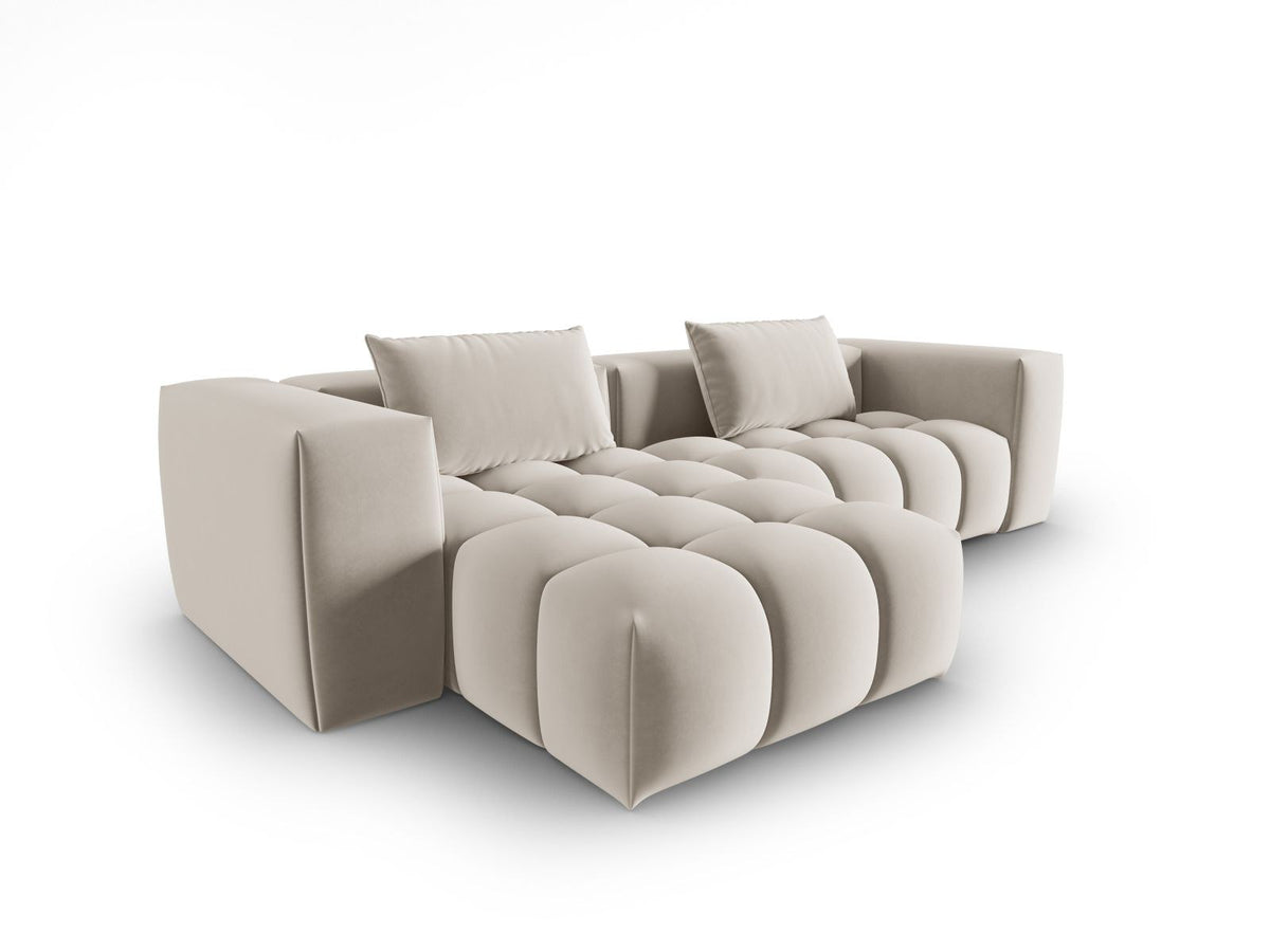 Modulares Ecksofa Verona in Sand-Casino Samt mit Massivholzrahmen, schwarzen Kunststoffbeinen und Récamiere, seitliche Ansicht.