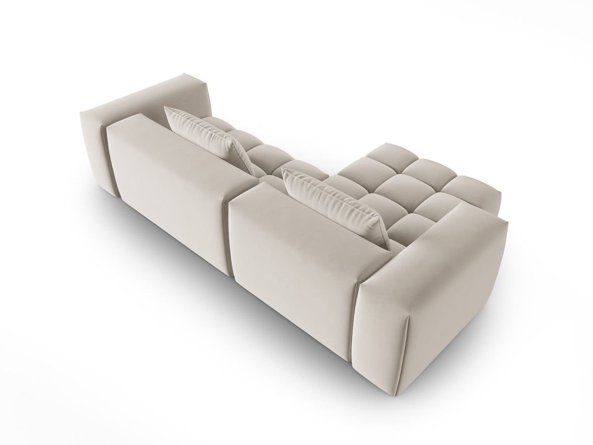 Modulares Ecksofa Verona in Sand-Casino Samt mit Massivholzrahmen, schwarzen Kunststoffbeinen und Récamiere, seitliche Ansicht.