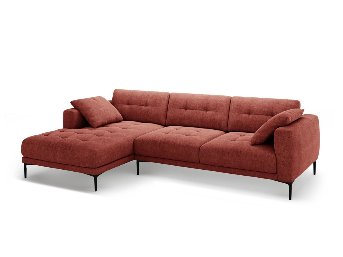 Beiges Ecksofa Lazio mit Récamiere links, Strukturstoff Sorella, schwarze Metallbeine, Massivholzrahmen, moderne Wohnzimmercouch.