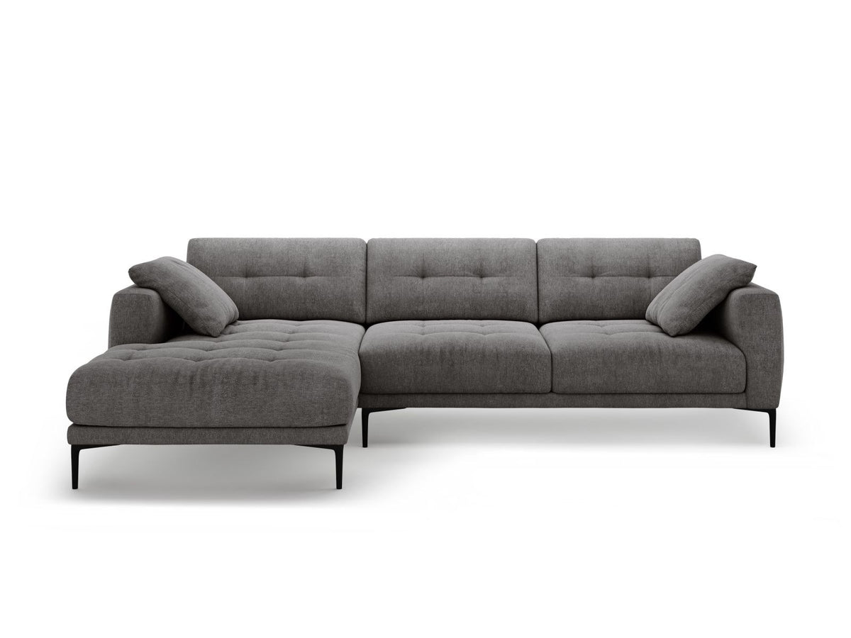 Beiges Ecksofa Lazio mit Récamiere links, Strukturstoff Sorella, schwarze Metallbeine, Massivholzrahmen, moderne Wohnzimmercouch.