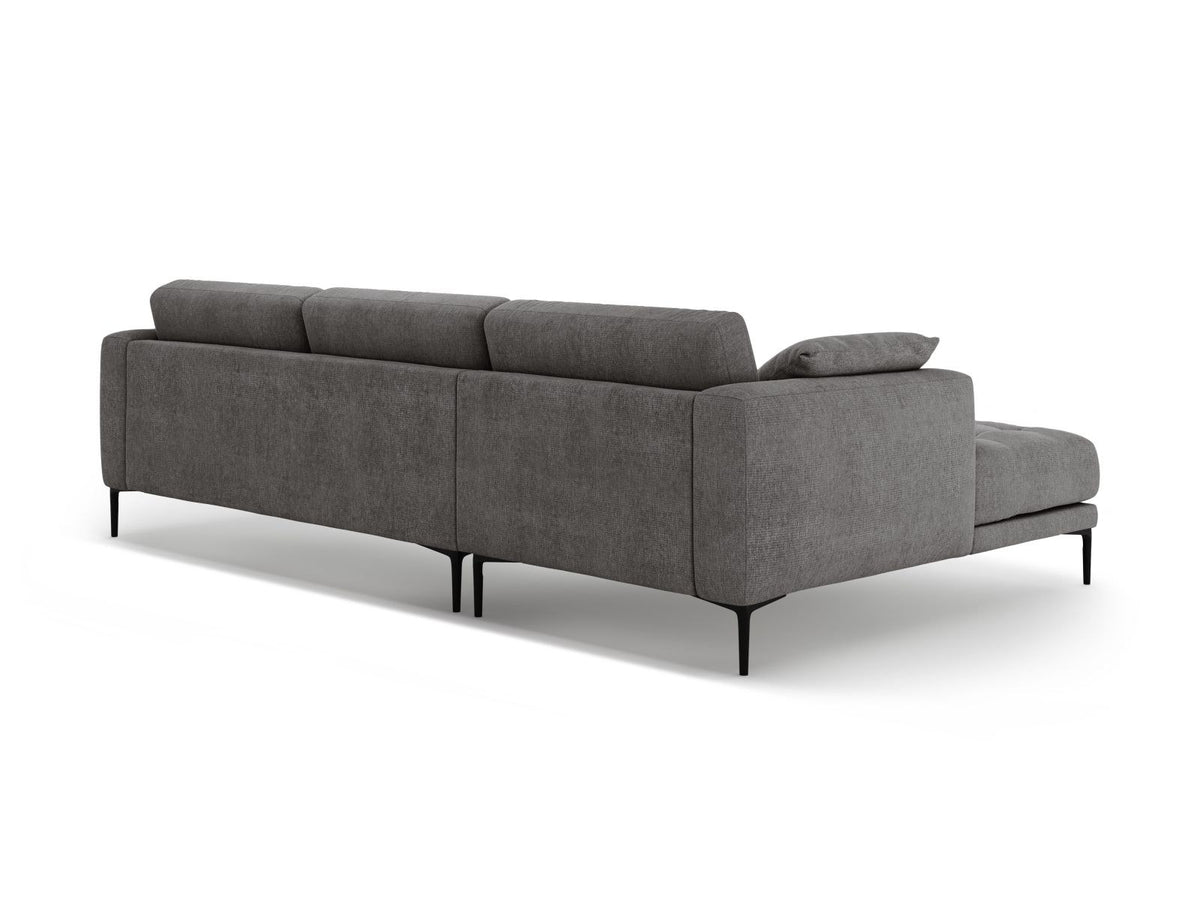 Beiges Ecksofa Lazio mit Récamiere links, Strukturstoff Sorella, schwarze Metallbeine, Massivholzrahmen, moderne Wohnzimmercouch.