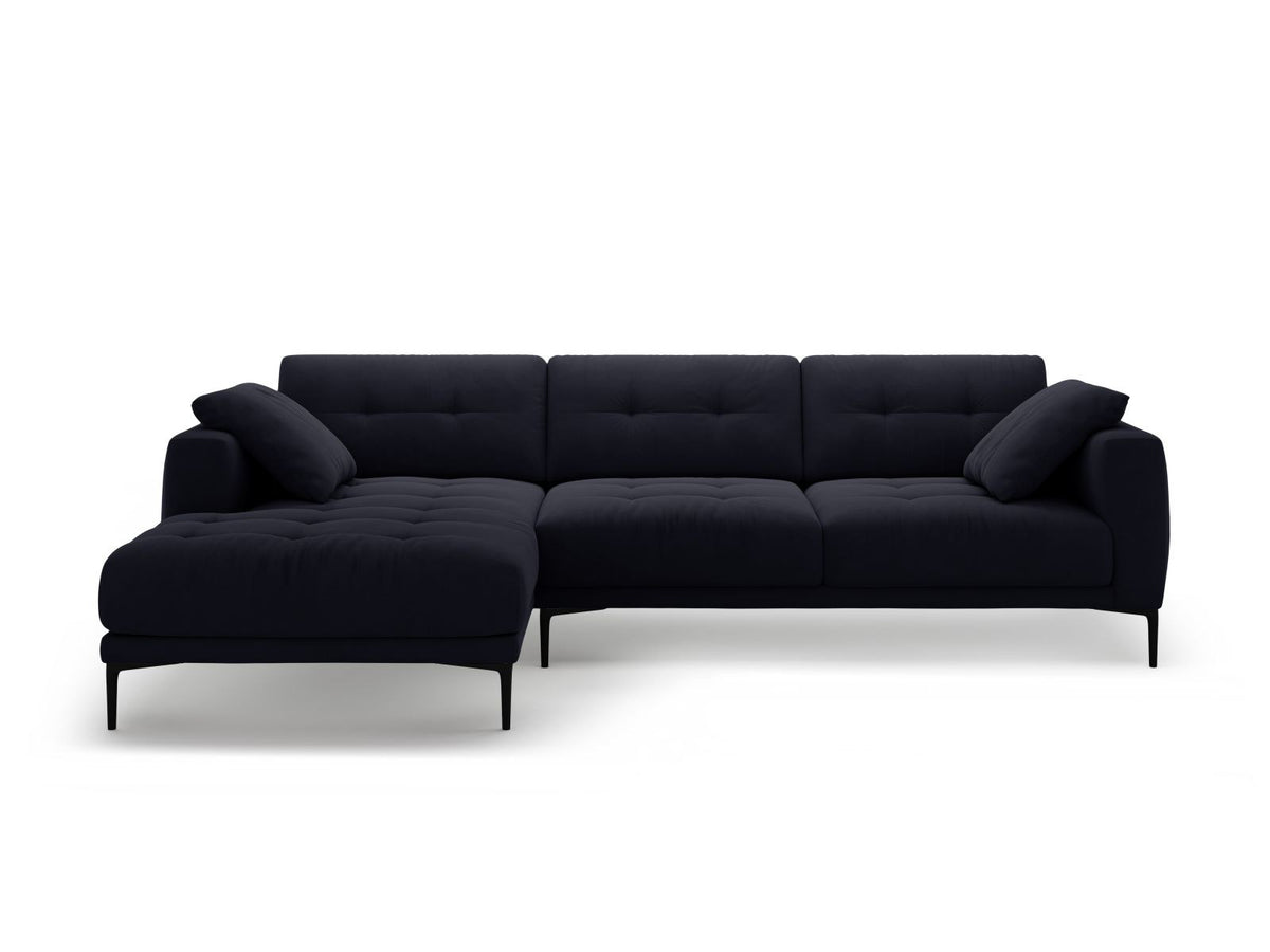 Ecksofa links Lazio mit beigem Samtstoff-Bezug, Massivholzrahmen und schwarzen Metallbeinen, Récamiere und niedriger Rückenlehne.