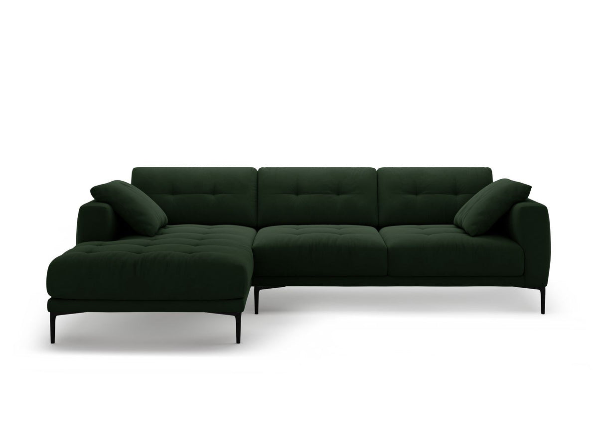 Ecksofa links Lazio mit beigem Samtstoff-Bezug, Massivholzrahmen und schwarzen Metallbeinen, Récamiere und niedriger Rückenlehne.