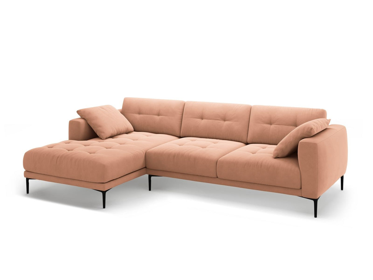 Ecksofa links Lazio mit beigem Samtstoff-Bezug, Massivholzrahmen und schwarzen Metallbeinen, Récamiere und niedriger Rückenlehne.