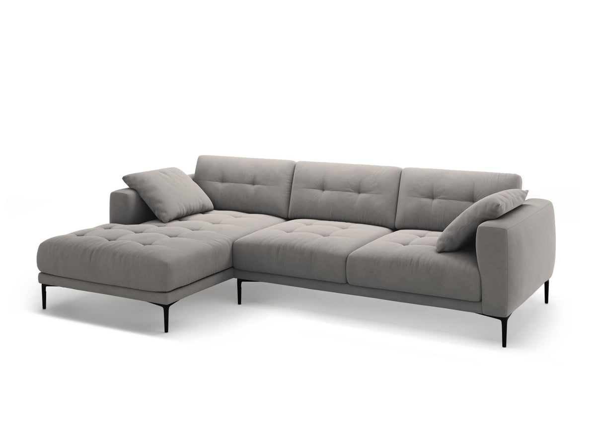 Ecksofa links Lazio mit beigem Samtstoff-Bezug, Massivholzrahmen und schwarzen Metallbeinen, Récamiere und niedriger Rückenlehne.
