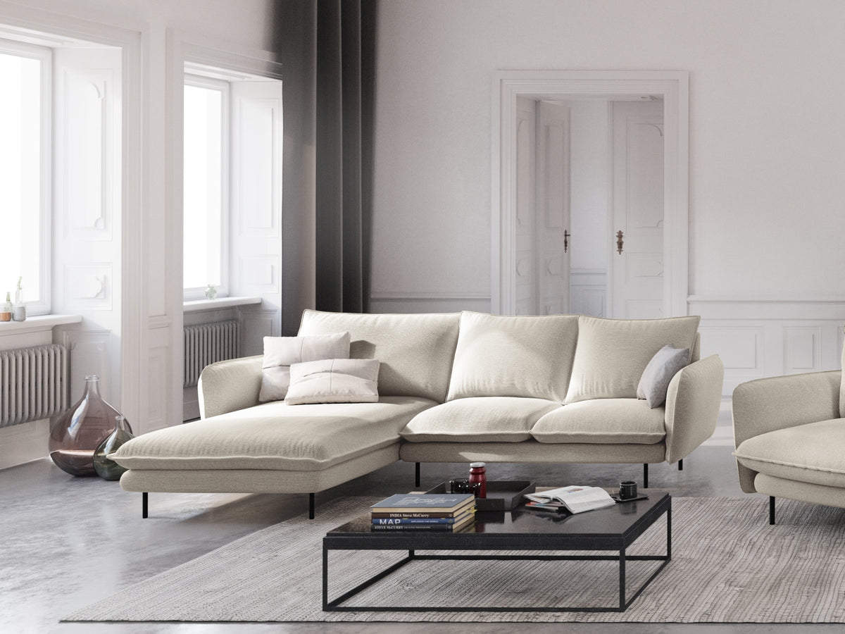 Vienna Ecksofa links 5 Sitzer 170cm in Light Beige/Schwarz-Positano präsentiert im Onlineshop von KAQTU Design AG. L-Sofa links ist von Cosmopolitan Design