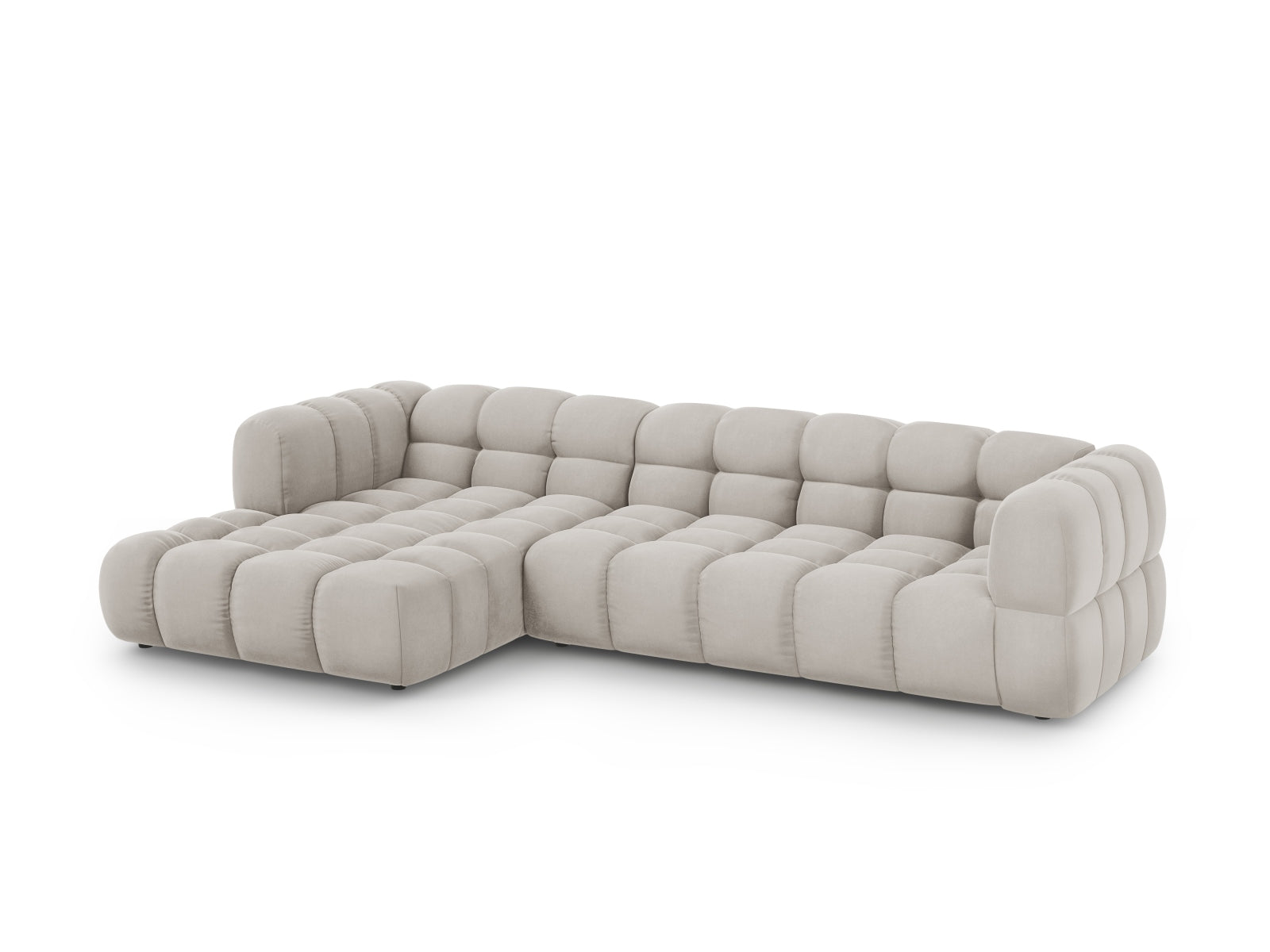 Elegantes Sky Velour Ecksofa links, 4-Sitzer in hellem Beige, ideal für stilvolle Wohnräume, präsentiert von Cosmopolitan Design.