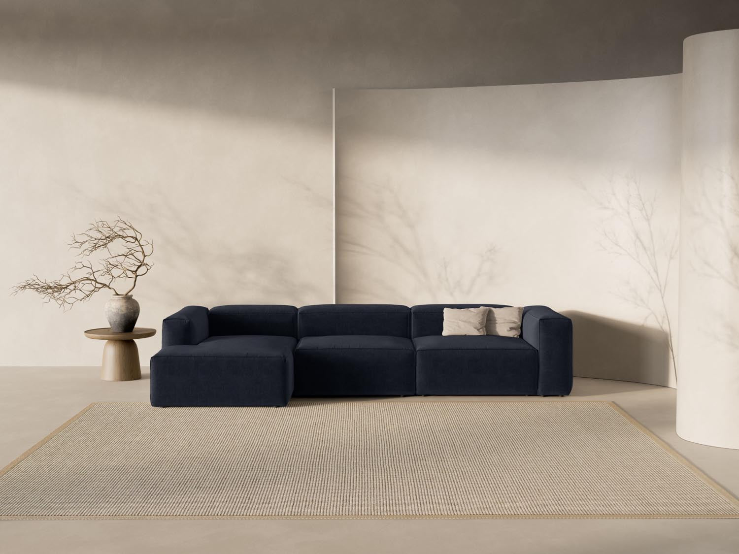 Bergamo Modulares Ecksofa links 4 Sitzer in Navy Blue-Liberty präsentiert im Onlineshop von KAQTU Design AG. Ecksofa links ist von Cosmopolitan Design