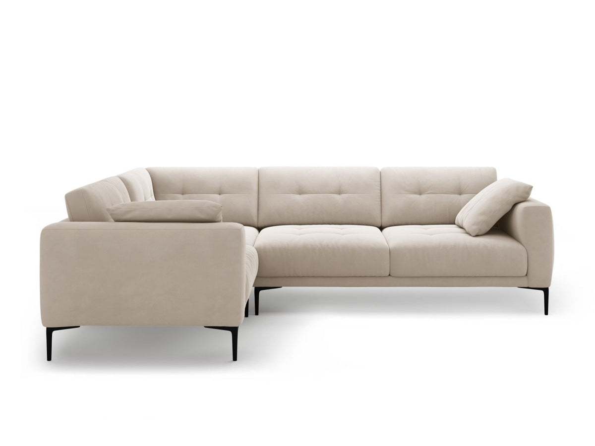 Ecksofa links Lazio in Beige-Salvador mit Samtvelours-Bezug, Massivholzrahmen und schwarzen Metallbeinen, Récamiere und breiter Sitzfläche.