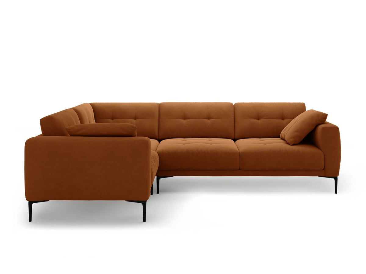 Ecksofa links Lazio in Beige-Salvador mit Samtvelours-Bezug, Massivholzrahmen und schwarzen Metallbeinen, Récamiere und breiter Sitzfläche.