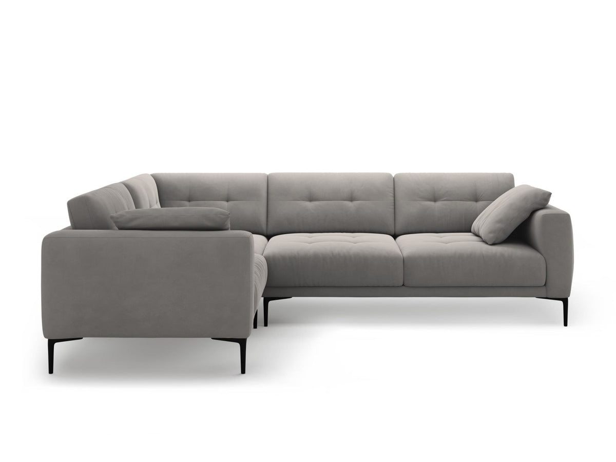 Ecksofa links Lazio in Beige-Salvador mit Samtvelours-Bezug, Massivholzrahmen und schwarzen Metallbeinen, Récamiere und breiter Sitzfläche.