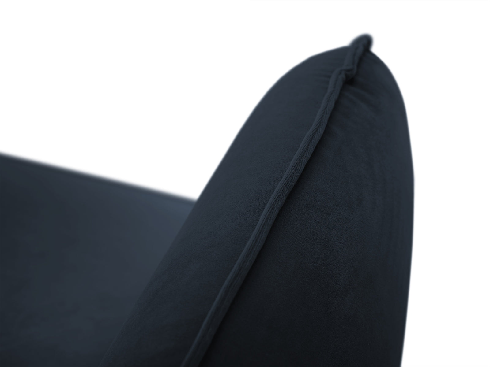 Elegantes linksseitiges Ecksofa in samtigem Blau, ideal für großzügige Wohnräume, bietet Platz für bis zu sechs Personen und vereint Komfort mit Stil.
