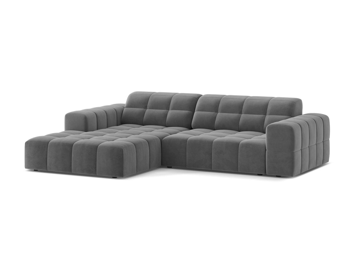Ecksofa links Chicago in dunkelgrünem Samtstoff mit schwarzen Kunststoffbeinen, Massivholzrahmen und markanter Récamiere-Form.