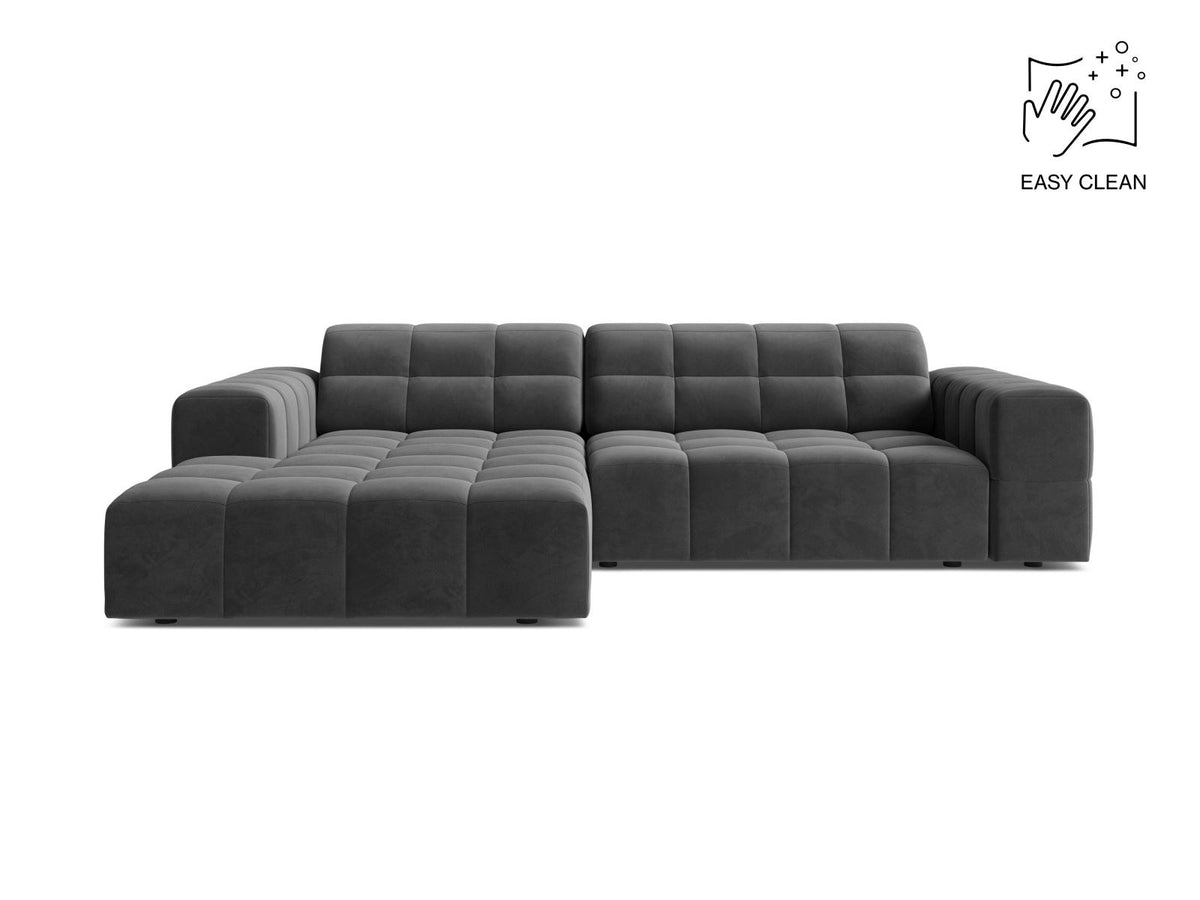 Ecksofa links Chicago in dunkelgrünem Samtstoff mit schwarzen Kunststoffbeinen, Massivholzrahmen und markanter Récamiere-Form.