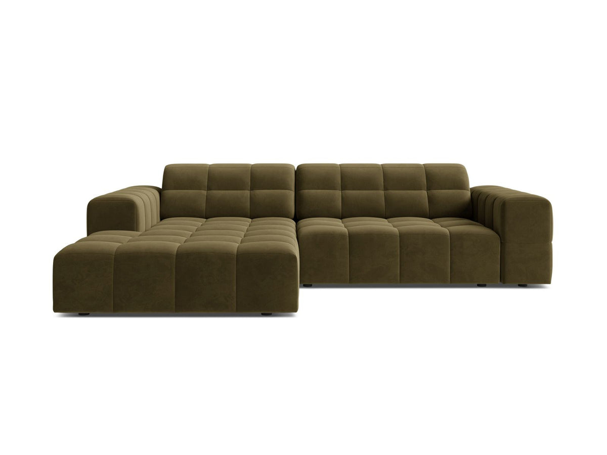 Ecksofa links Chicago in dunkelgrünem Samtstoff mit schwarzen Kunststoffbeinen, Massivholzrahmen und markanter Récamiere-Form.