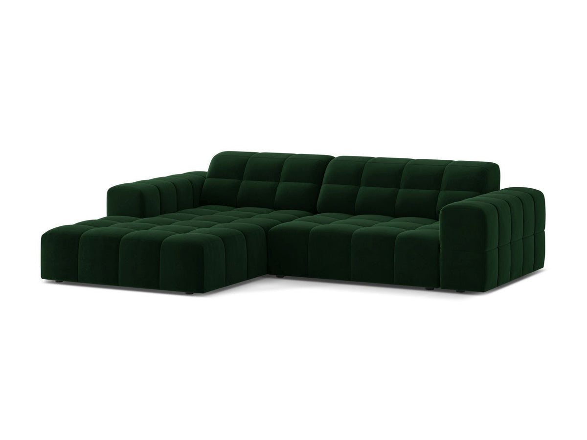 Ecksofa links Chicago in dunkelgrünem Samtstoff mit schwarzen Kunststoffbeinen, Massivholzrahmen und markanter Récamiere-Form.