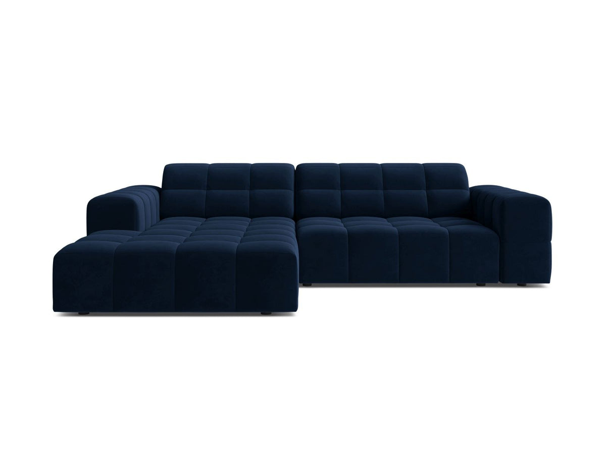 Ecksofa links Chicago in dunkelgrünem Samtstoff mit schwarzen Kunststoffbeinen, Massivholzrahmen und markanter Récamiere-Form.