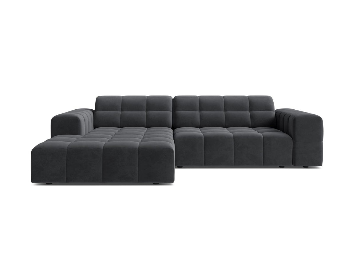 Ecksofa links Chicago in dunkelgrünem Samtstoff mit schwarzen Kunststoffbeinen, Massivholzrahmen und markanter Récamiere-Form.