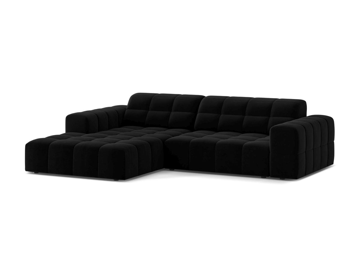 Ecksofa links Chicago in dunkelgrünem Samtstoff mit schwarzen Kunststoffbeinen, Massivholzrahmen und markanter Récamiere-Form.