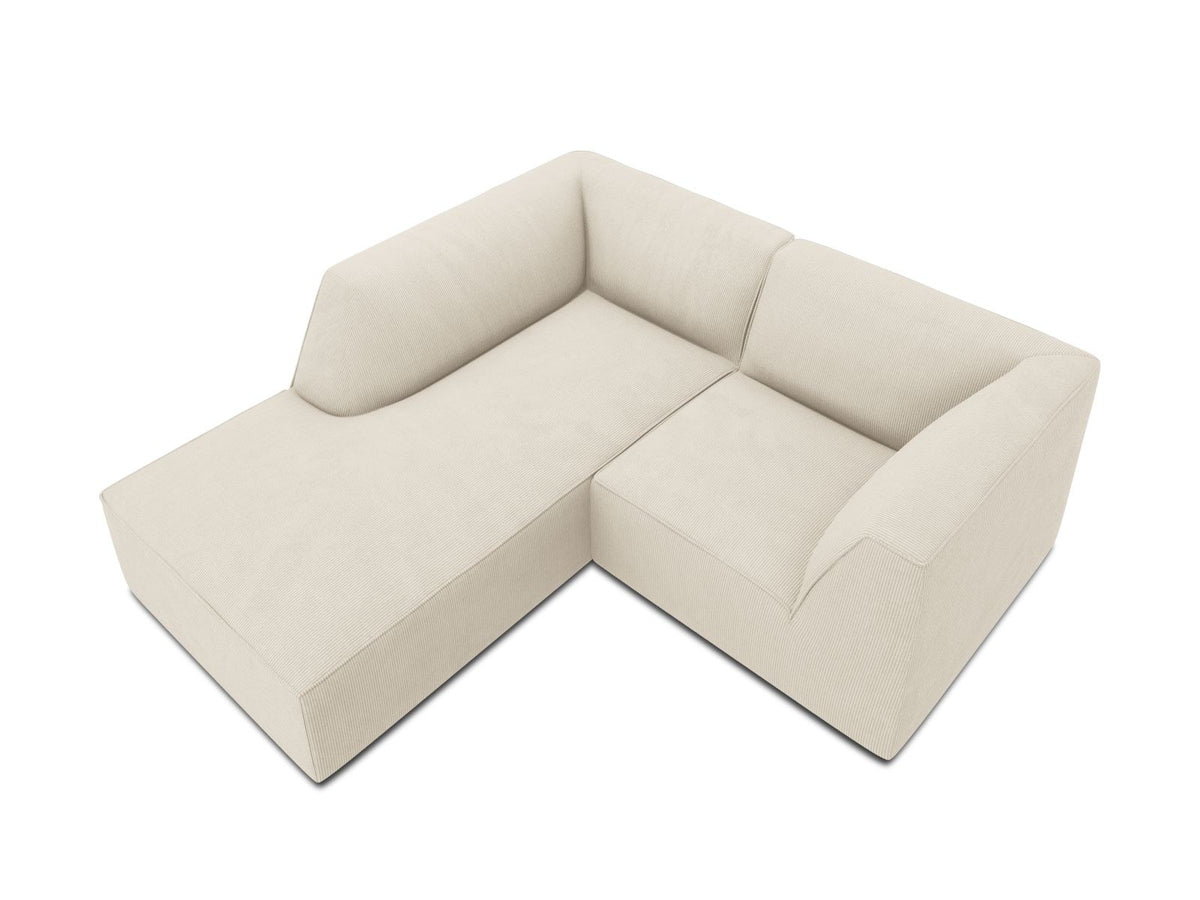 Modulares Ecksofa Siena mit gelbem Ottawa-Stoffbezug, schwarzen Kunststoffbeinen und Récamiere, Ansicht von vorne im Wohnraum.