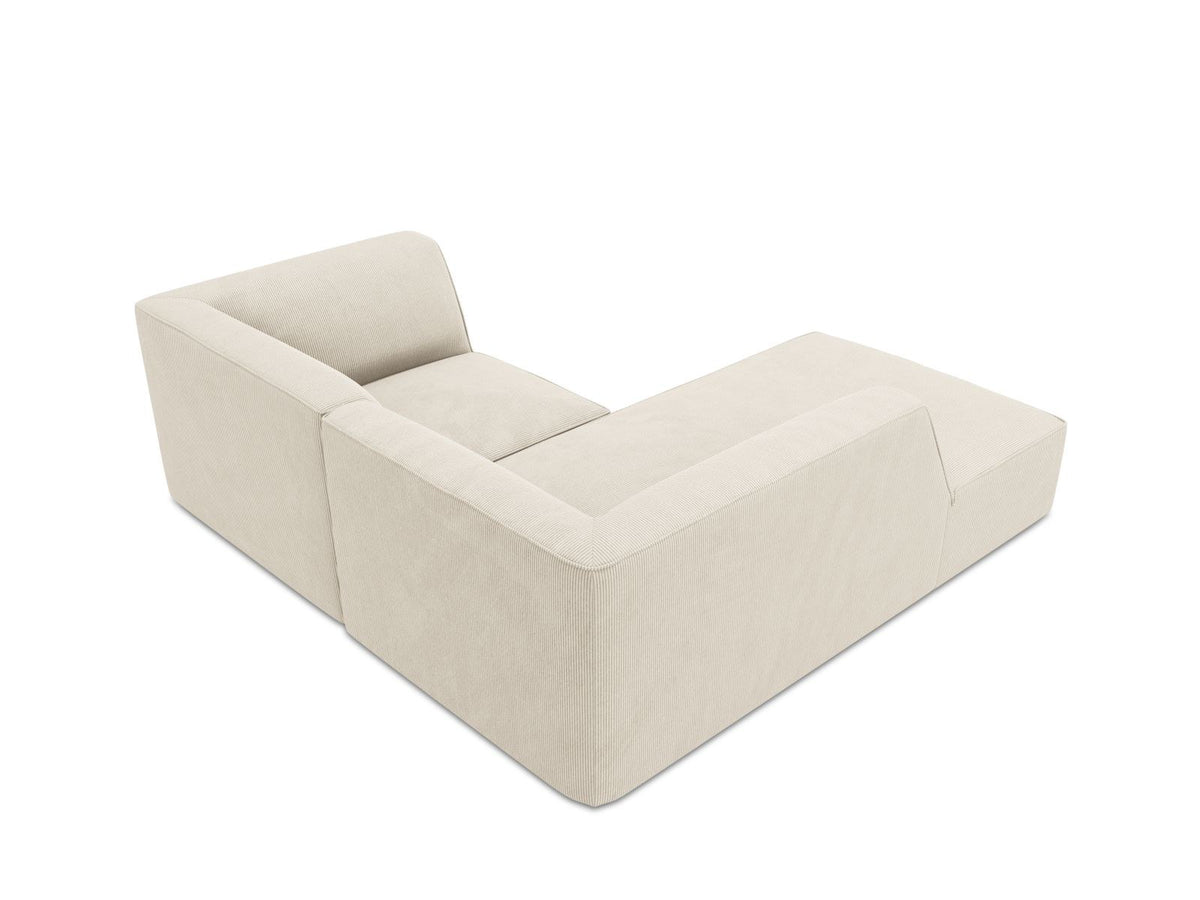 Modulares Ecksofa Siena mit gelbem Ottawa-Stoffbezug, schwarzen Kunststoffbeinen und Récamiere, Ansicht von vorne im Wohnraum.