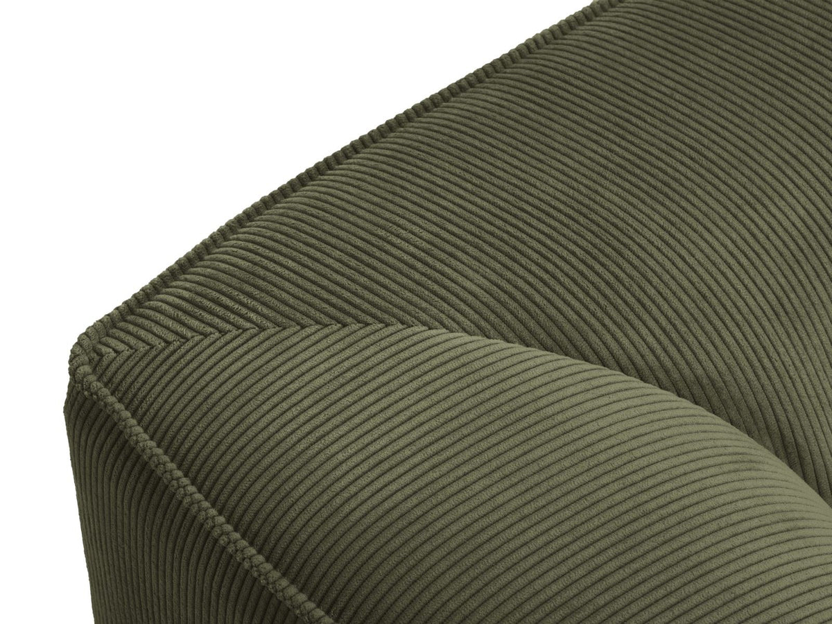 Modulares Ecksofa Siena mit gelbem Ottawa-Stoffbezug, schwarzen Kunststoffbeinen und Récamiere, Ansicht von vorne im Wohnraum.