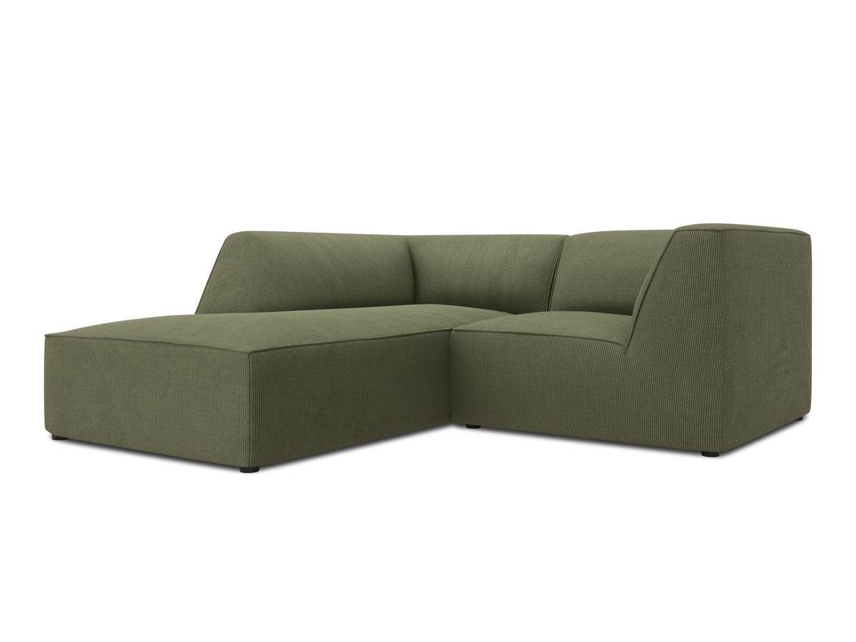 Modulares Ecksofa Siena mit gelbem Ottawa-Stoffbezug, schwarzen Kunststoffbeinen und Récamiere, Ansicht von vorne im Wohnraum.