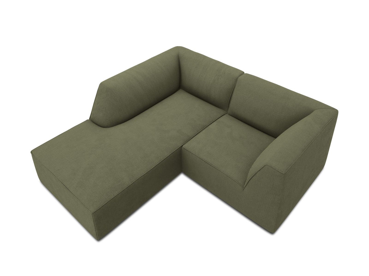 Modulares Ecksofa Siena mit gelbem Ottawa-Stoffbezug, schwarzen Kunststoffbeinen und Récamiere, Ansicht von vorne im Wohnraum.