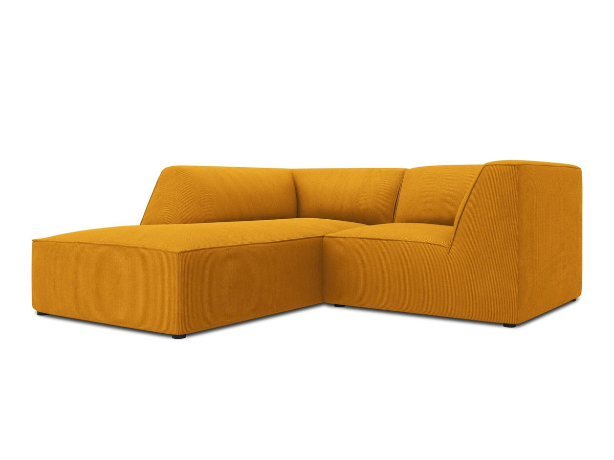 Modulares Ecksofa Siena mit gelbem Ottawa-Stoffbezug, schwarzen Kunststoffbeinen und Récamiere, Ansicht von vorne im Wohnraum.