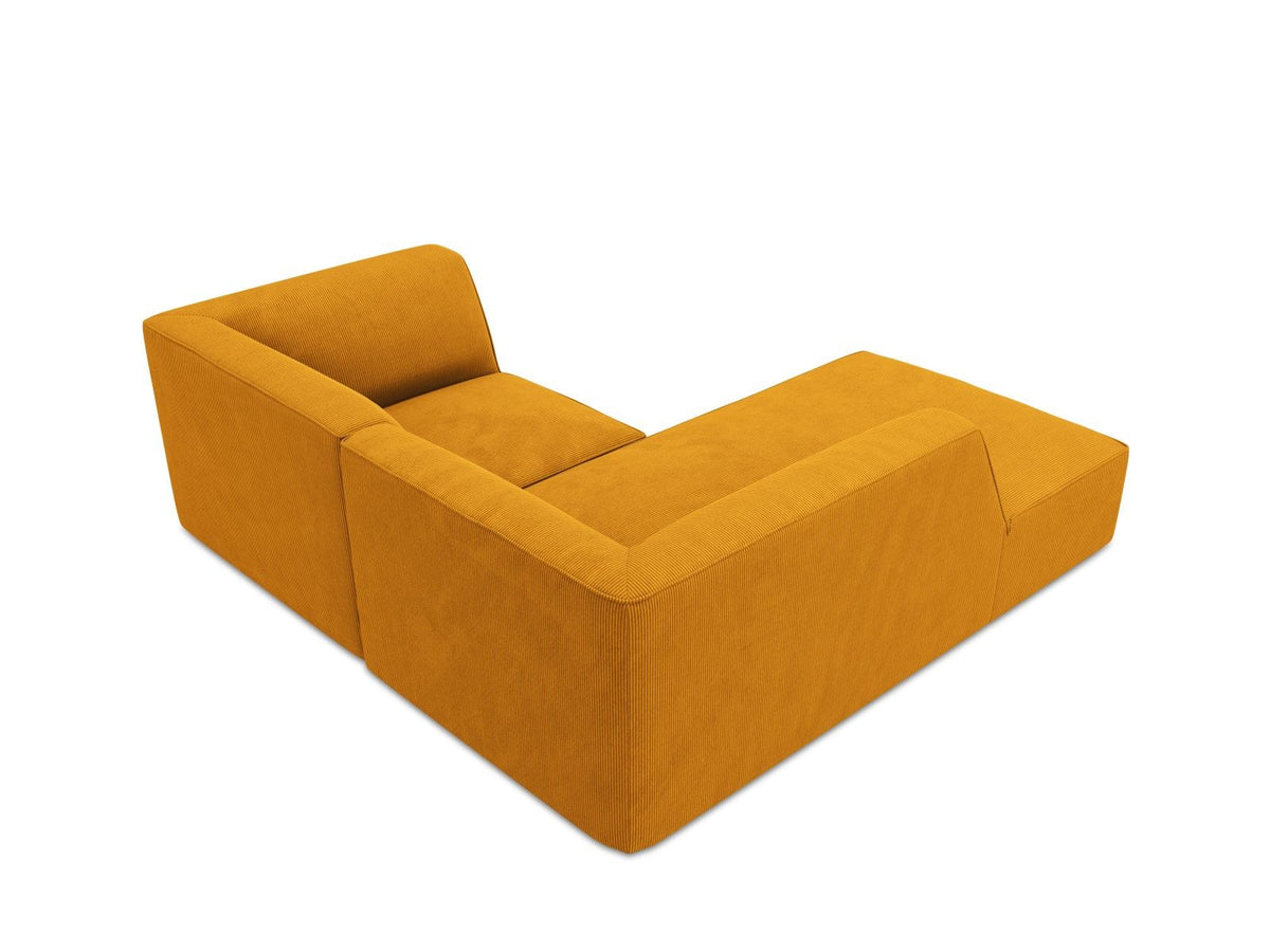 Modulares Ecksofa Siena mit gelbem Ottawa-Stoffbezug, schwarzen Kunststoffbeinen und Récamiere, Ansicht von vorne im Wohnraum.